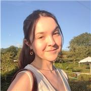 Soy estudiante universitaria, domino bien el Inglés y 
 el Euskera para enseñar a niños